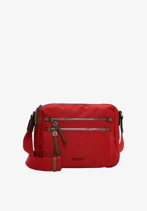 Rote Umhängetasche mit zwei Reißverschlusstaschen vorne, braunen Lederzippern und einem verstellbaren roten Stoffriemen.
