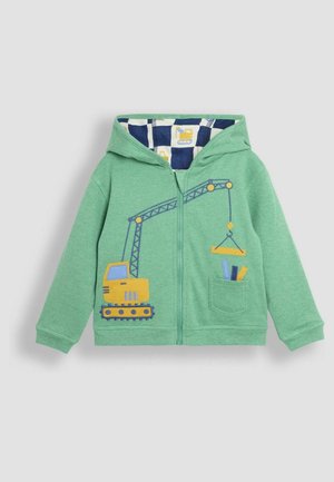 Grüne Fleece-Zip-Hoodie mit einer gelben Kran-Design auf der Vorderseite und einem gemusterten blauen Innenfutter mit Baumaschinen.
