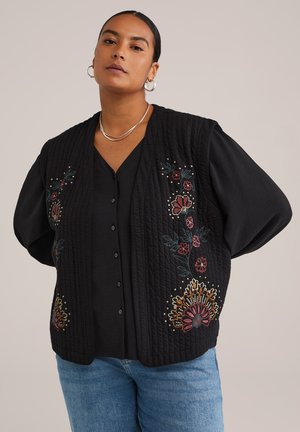Gilet matelassé noir avec broderies florales en rouge, bleu et jaune. Présente un col en V, une fermeture à boutons et des manches surdimensionnées. Tissu texturé.