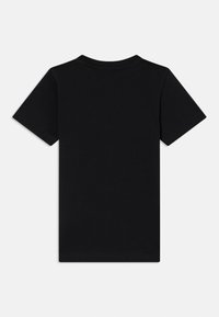 Schwarzes Baumwoll-T-Shirt mit kurzen Ärmeln und rundem Halsausschnitt, das eine glatte Textur aufweist und ein einfaches Design ohne Verzierungen hat.