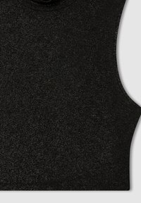 Czarny bezrękawnik wykonany z teksturowanej tkaniny z delikatnym połyskiem. Posiada wysoki dekolt i zaokrąglone otwory na ramiona.