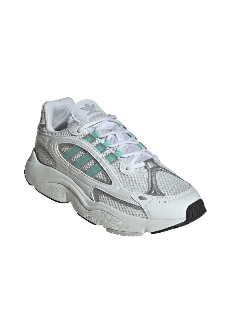 Witte sportieve sneaker met mesh- en synthetische materialen, turkooise accenten, drie strepen aan de zijkant en een dikke rubberen zool.