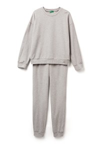 Sudadera gris y pantalones de chándal a juego, hechos de una tela suave. La sudadera tiene un escote redondo y puños acanalados; los pantalones tienen puños elásticos.