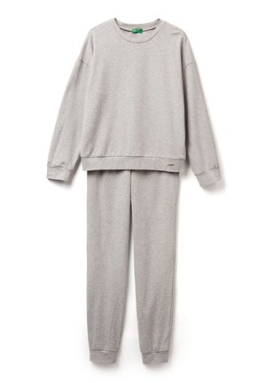 Sudadera gris y pantalones de chándal a juego, hechos de una tela suave. La sudadera tiene un escote redondo y puños acanalados; los pantalones tienen puños elásticos.