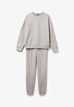 Sudadera gris y pantalones de chándal a juego, hechos de una tela suave. La sudadera tiene un escote redondo y puños acanalados; los pantalones tienen puños elásticos.
