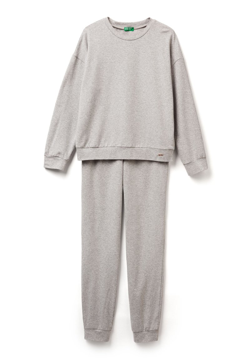 Sudadera gris y pantalones de chándal a juego, hechos de una tela suave. La sudadera tiene un escote redondo y puños acanalados; los pantalones tienen puños elásticos.