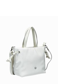 Borsa bianca con texture, dotata di manici doppi, tracolla regolabile e finiture in hardware argentato. Presenta un design minimalista e un dettaglio del logo.