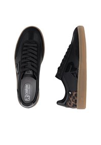 Baskets basses noires avec semelles gomme, accents imprimé léopard sur les talons, et logos sur les semelles intérieures et les côtés, vues de dessus et de côté.