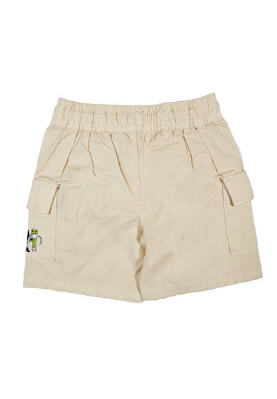Pantaloni corti in cotone beige con vita elastica, tasche laterali e una piccola stampa di cartone animato in basso a sinistra. Tessuto testurizzato con una vestibilità rilassata.