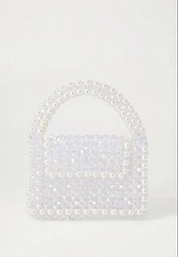 Läpinäkyvä helmikoristeltu käsilaukku, jossa on jämäkkä muoto, koristeltu valkoisilla helmillä, varustettu yläkahvalla ja etupuolella läppätaskulla.