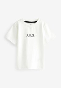 Camiseta de algodón blanca con el texto negro "BAKER BY TED BAKER" en el pecho. Cuello redondo clásico y mangas cortas. Diseño sencillo, sin patrones.