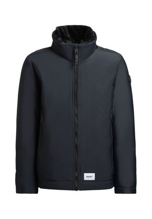 Chaqueta de invierno negra con cierre de cremallera y cuello alto, con un suave forro interior, que cuenta con bolsillos laterales y una pequeña etiqueta blanca de la marca en el dobladillo.