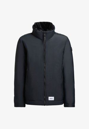 Chaqueta de invierno negra con cierre de cremallera y cuello alto, con un suave forro interior, que cuenta con bolsillos laterales y una pequeña etiqueta blanca de la marca en el dobladillo.