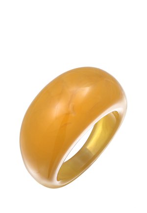 Anneau en résine lisse et large de couleur ambre, avec une finition brillante et une forme de dôme arrondie.