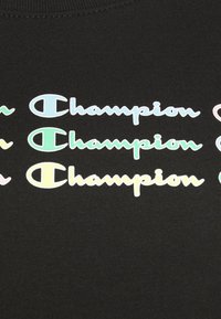 Logos de "Champion" repetidos en azul pastel, verde y amarillo sobre fondo negro, dispuestos en tres líneas horizontales.