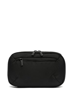 Bolsa de viaje rectangular negra con bolsillo frontal con cremallera y compartimento principal con cremallera, fabricada con tejido texturizado, mostrada sobre fondo blanco.