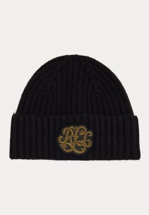 Beanie nera lavorata a maglia con texture a coste e un logo ricamato in oro nella parte anteriore. Presenta un design con risvolto.