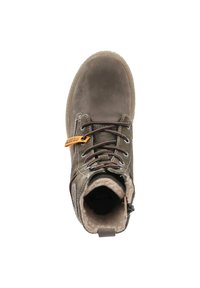Botte de cheville en suede marron avec une surface texturée, lacets gris, doublure en fourrure et fermeture éclair sur le côté. Présente une étiquette orange distincte pour le branding.