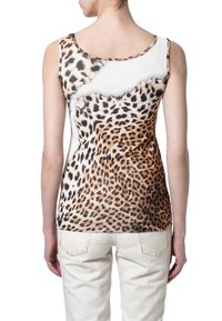 Top sin mangas con una mezcla de patrones en blanco y leopardo, que presenta una textura suave y un diseño ajustado.