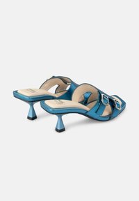 Sandalias de tacón metálicas azules con punta cuadrada, textura suave, dos acentos de hebilla y un diseño de tacón único y cónico.