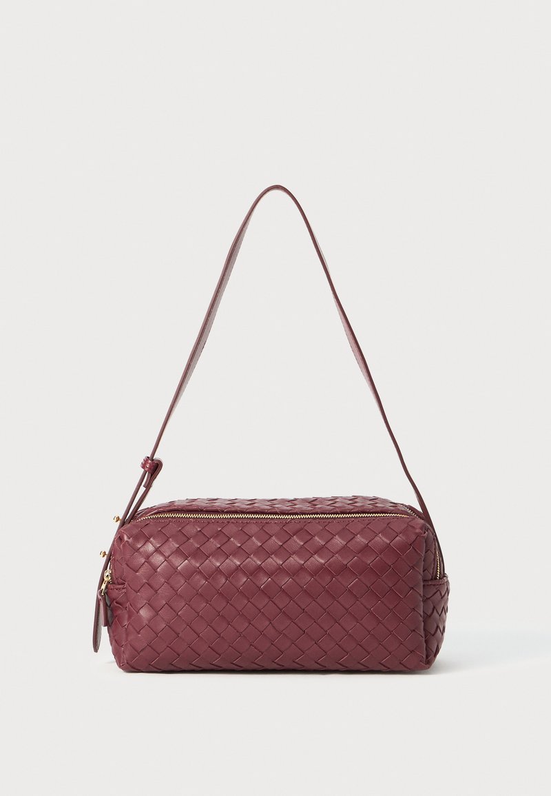 Μπούργουντι υφασμένη δερμάτινη τσάντα χειρός με στρογγυλεμένο ορθογώνιο σχήμα, χρυσό φερμουάρ και έναν μόνο ιμάντα ώμου. Υφή παντού.