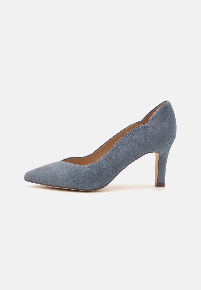 Scarpa con tacco alto a punta in morbido suede blu, caratterizzata da un sottile design a taglio sul colletto e un tacco slim di colore chiaro.