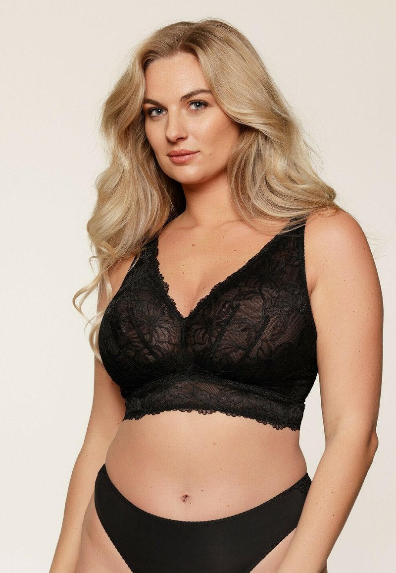 Sorte blonde bralette med v-hals og blomstermønster, med en bred elastic band og justerbare stropper, parret med matchende sorte trusser.