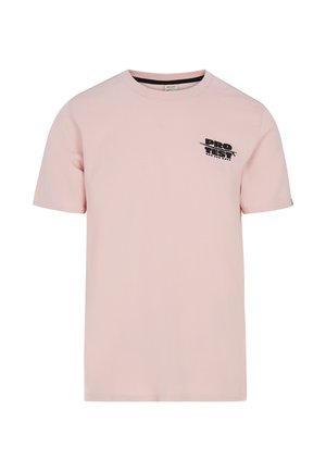 Camiseta de algodón de color rosa claro con escote redondo, mangas cortas y un logo negro "PRO TEST" en el lado izquierdo del pecho. Textura suave.