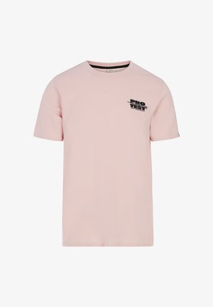 Helles rosa Baumwoll-T-Shirt mit Rundhalsausschnitt, kurzen Ärmeln und einem schwarzen "PRO TEST"-Logo auf der linken Brust. Glatte Textur.