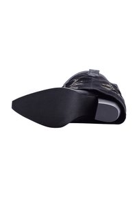 Botín negro hasta el tobillo con una suela texturizada, que presenta detalles bordados en la parte superior y un diseño elegante con punta afilada.