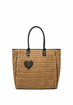 Bolso tote tejido de color marrón claro con asas y ribetes negros, que presenta un colgante en forma de corazón negro con la inscripción "JENNY" grabada.
