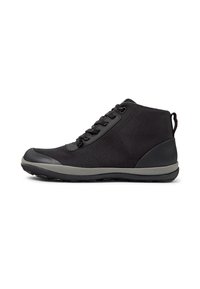 Zapatilla alta negra con parte superior de tela, suela de goma gris, punta redonda y cierre con cordones. Presenta una lengüeta trasera y acentos texturizados.