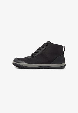 Zwarte high-top sneaker met een stoffen bovenwerk, grijze rubberen zool, ronde neus en vetersluiting. Bevat een trekband aan de achterkant en geprofileerde accenten.