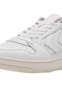 Hvide lædersneakers med strukturerede detaljer, der har en rund tå, perforeringer, lilla elementer på hælen og flade hvide snørebånd.