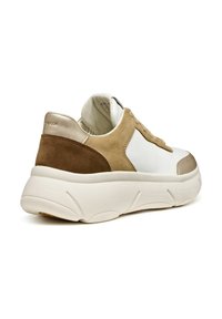Vetersneaker met een witte leren voorkant, beige suède zijkanten en metallic gouden accenten. Dikke witte rubberen zool met gestructureerde groeven.