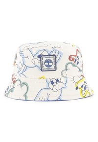 Cappello bianco a secchiello con illustrazioni colorate di uccelli e nuvole, con una toppa del logo Timberland sul lato. Realizzato in tessuto morbido.