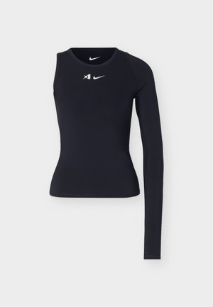 Schwarzes athletisches Oberteil mit einem langen Ärmel auf der rechten Seite und einem ärmellosen linken Ärmel, mit weißen Nike-Logos auf der Brust und am Kragen.