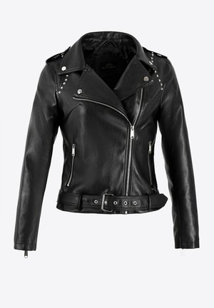 Giubbotto da moto in pelle nera con borchie argentate sulle spalle, zip asimmetrica, tasche laterali e cintura in vita regolabile.