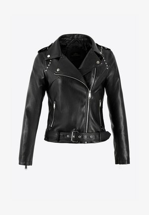 Giubbotto da moto in pelle nera con borchie argentate sulle spalle, zip asimmetrica, tasche laterali e cintura in vita regolabile.