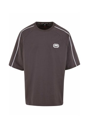 T-shirt scuro grigio a maniche corte realizzato in un tessuto morbido. Presenta un collo rotondo, accenti bianchi sulle spalle e un logo sul petto.