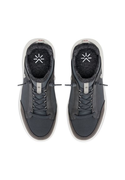 Šedé sportovní boty s texturovaným textilním svrškem, šněrováním a stahováním na pásek, kontrastní bílou gumovou podrážkou. Pozoruhodné logo uvnitř.