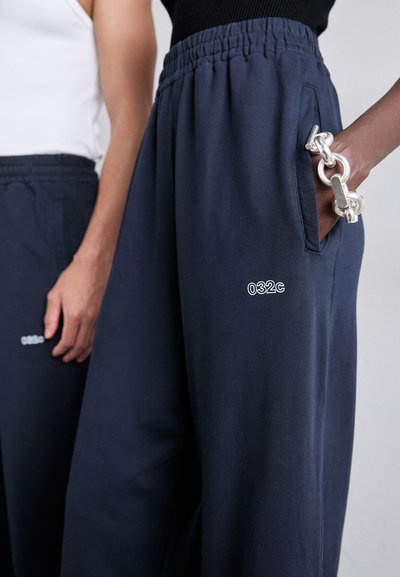 032c RÓZSA VICTORIA STRAIGHT CUT UNISEX - Tracksuit bottoms - dark blue