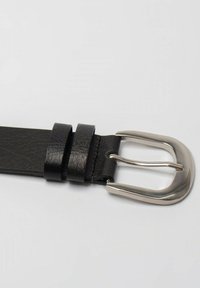 Zwarte leren riem met een gestructureerde afwerking, voorzien van twee lussen en een glanzende, vierkante metalen gesp in zilverkleur.