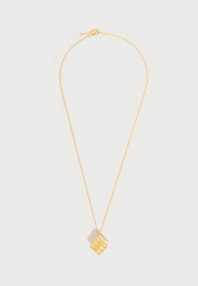 Χρυσή αλυσίδα με μενταγιόν από μικρό χρυσό ζάρι με ανάγλυφες κουκκίδες σε κάθε πλευρά, εκτεθειμένη σε απλό λευκό φόντο.