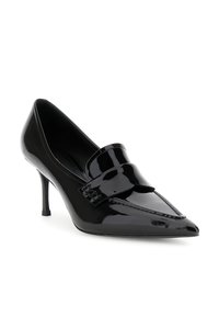 Scarpe con tacco alto in vernice nera, con punta affusolata e una fascia decorativa sulla tomaia. Presentano un tacco a spillo e una finitura lucida.