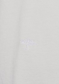 Witte polo shirt van textuur-katoen, met een klein wit geborduurd boompje logo aan de linkerkant.