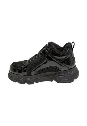 Sneaker nero con tomaia in pelle verniciata lucida e tessuto testurizzato, colletto imbottito, suola in gomma spessa e elementi di design snelli.