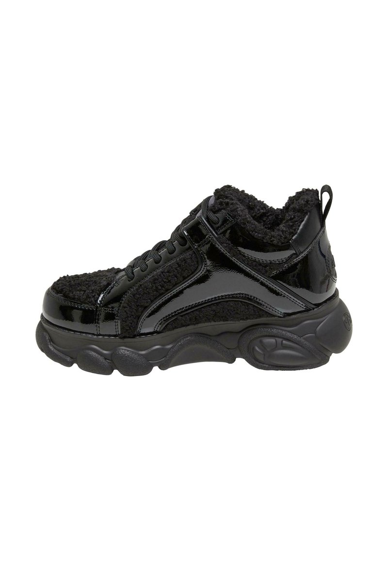 Tenis negri cu un superior din piele lak și țesătură texturată, guler căptușit, talpă groasă din cauciuc și elemente de design aerodinamice.