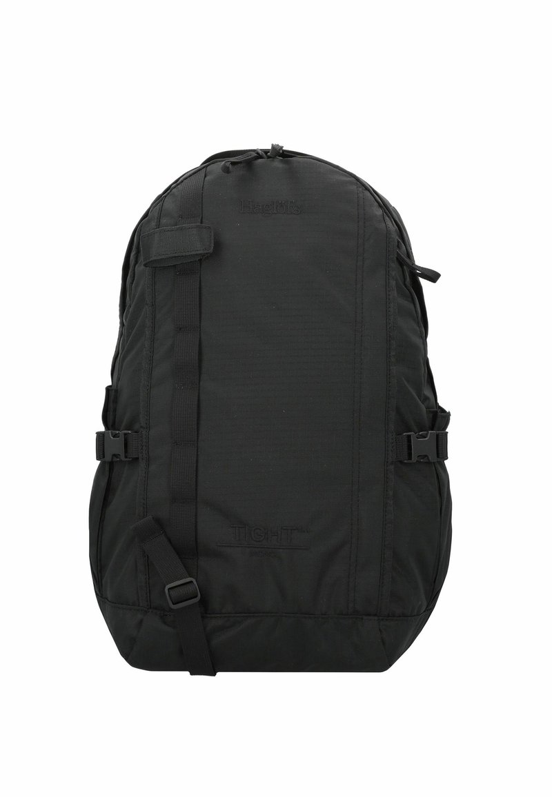 Schwarzer Rucksack mit einer glatten, strukturierten Oberfläche. Verfügt über verstellbare Riemen, Schnallen und ein auf der Vorderseite aufgedrucktes Logo. Abgerundete Form.