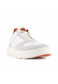 Białe i szare sneakersy z teksturowanym zamszem i siateczkową cholewką, pomarańczowy akcent na pięcie, gruba biała podeszwa i beżowe sznurowadła.